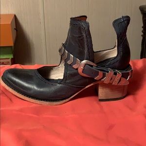 Freebird Blade Navy Size 8